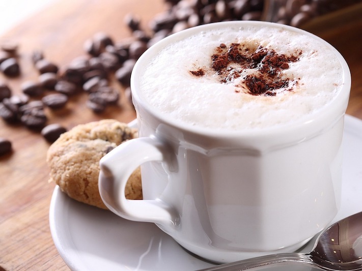 Sabés cómo hacer espuma de leche para el café? Deslizá y mirá nuestro tip  para aprender cómo hacerlo super rápido, vas a parecer un…